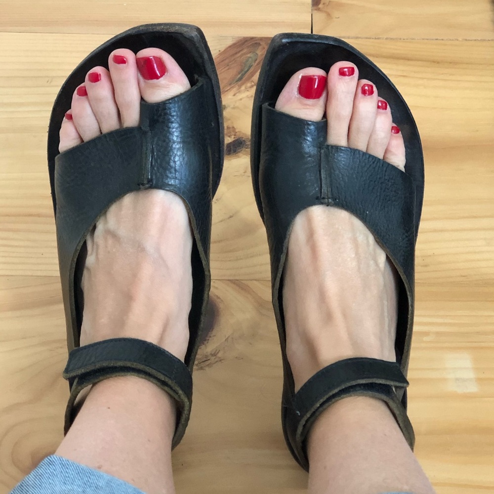Cydwoq sandals